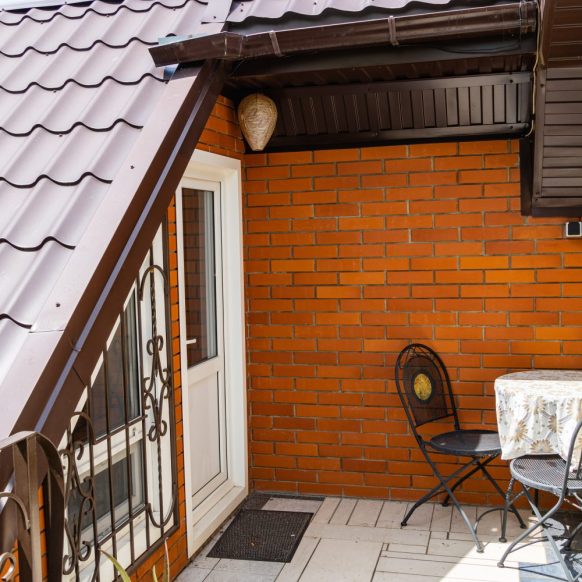 falskt vepsebol på veranda