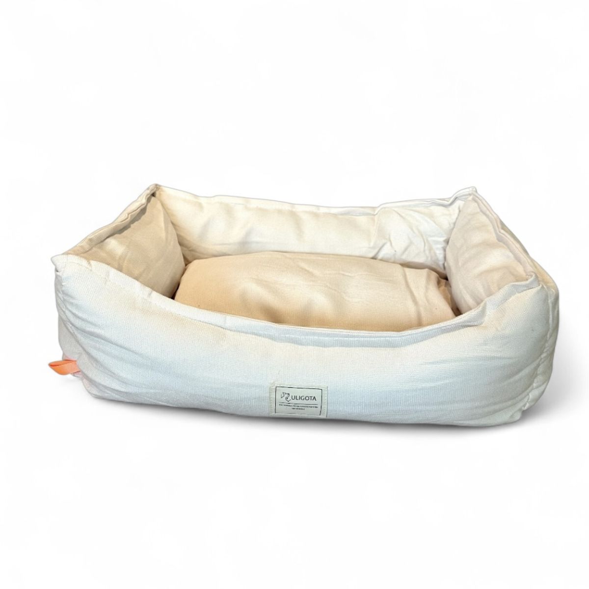 Lys beige hundeseng i klassisk design med senket kant foran