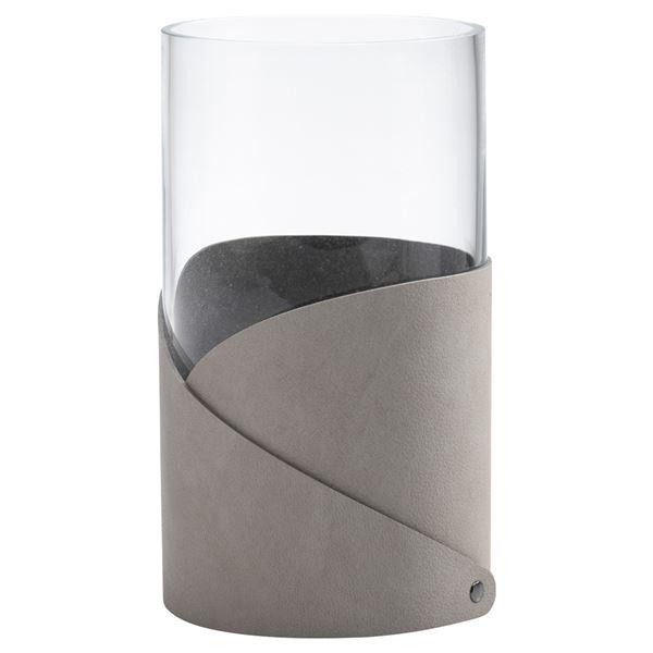 Lys grå vase av glass med resirkulert skinn brettet rundt utsiden, i enkelt og minimalistisk design.