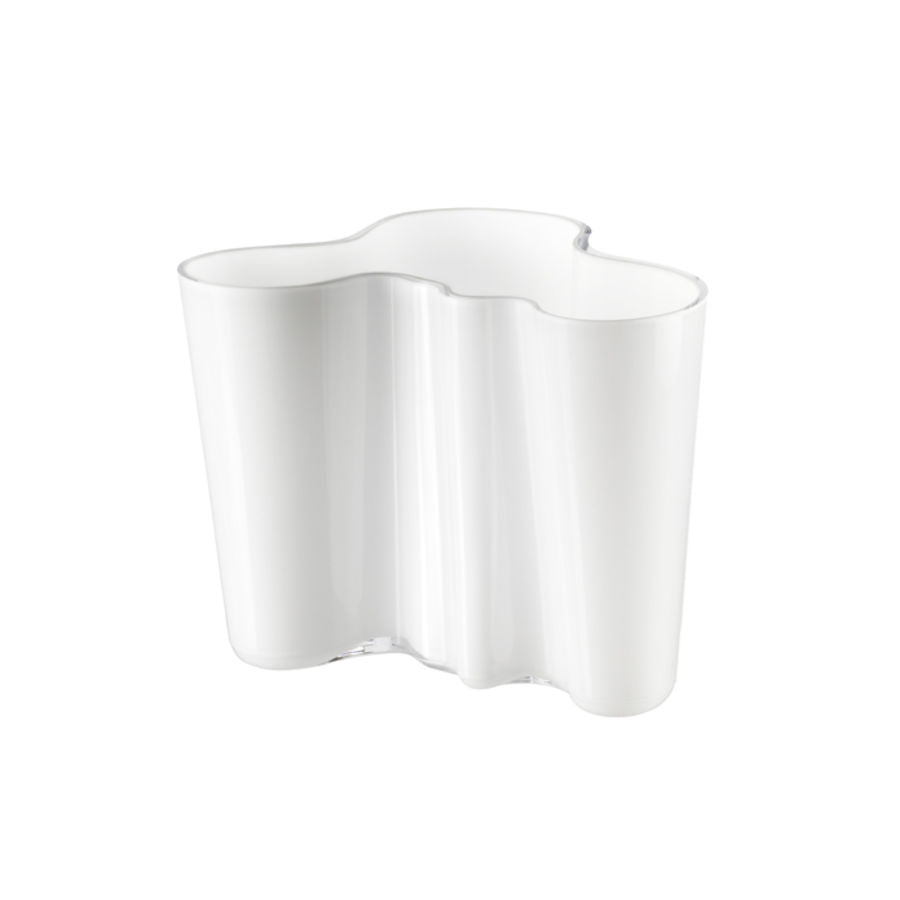 Hvit vase i munnblåst glass med avrundet, buet form og åpen topp.