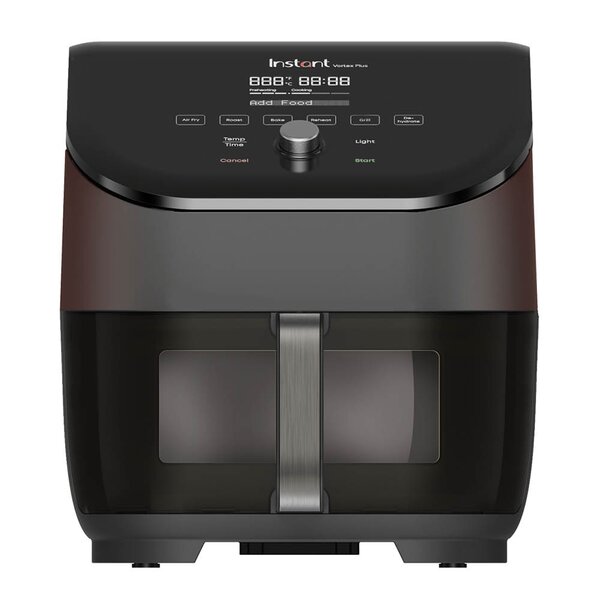 Svart airfryer med vindu i kurven fra Instant