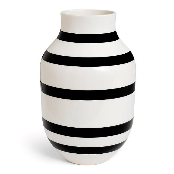 Høy vase med håndmalte svarte striper