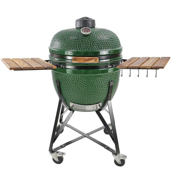 Grønn, rund keramisk kamadogrill med sidebord i bambus og stativ med hjul i rustfritt stål