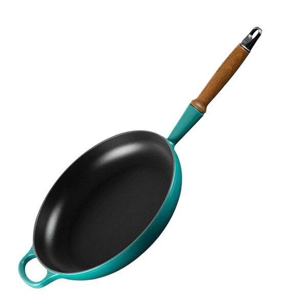 Emaljert støpejernspanne fra Le Creuset med trehåndtak