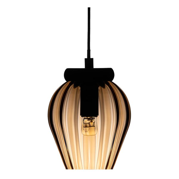 Rund pendellampe med blank karamellfarget glasskuppel, matt sort metallsokkel og sort tekstilledning