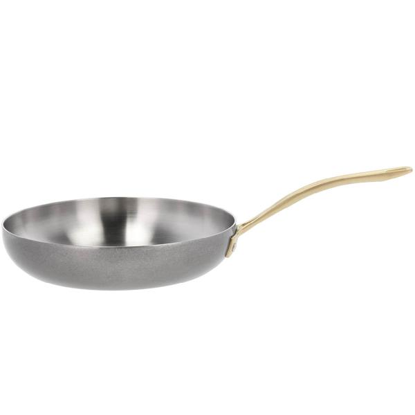 Rund stekepanne i rustfritt stål med vintage-finish på utsiden og gullfargede, støpte håndtak.