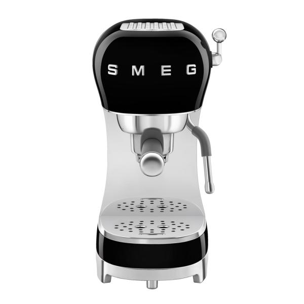 Svart espressomaskin i retrodesign fra SMEG