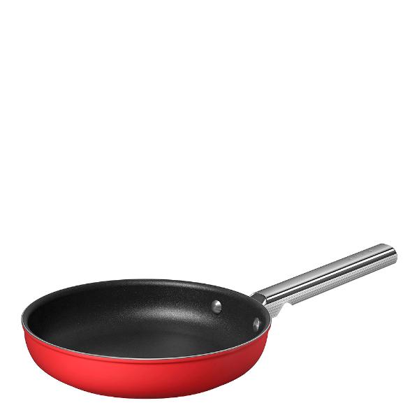 Rød stekepanne i aluminium med utvendig bunn i rustfritt stål, 24 cm i diameter.