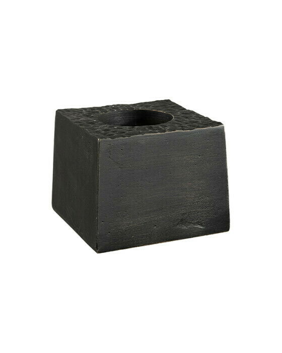 Rund lysestake med robust, værbitt overflate, for ett telys. Høyde 8 cm.