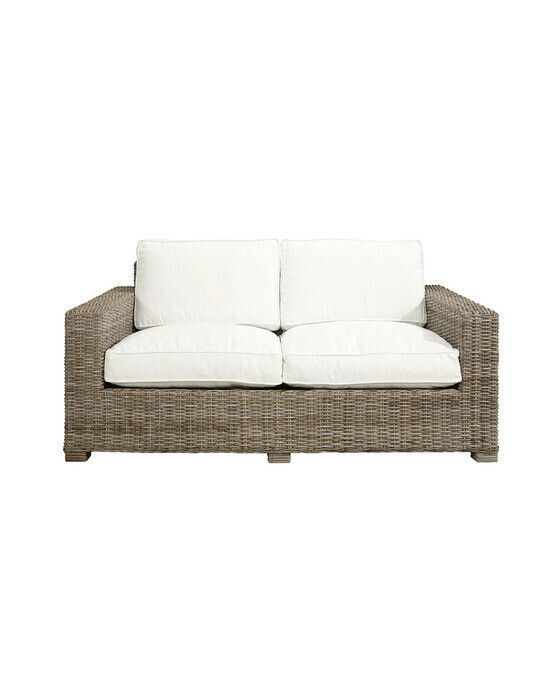 Grå 3-seters sofa i vevd naturrotting (kubu) med løse puter i polyester
