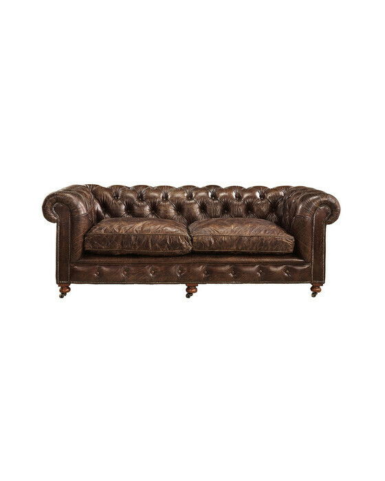 Brun skinnsofa i klassisk chesterfield-design med synlige naturlige skinndetaljer